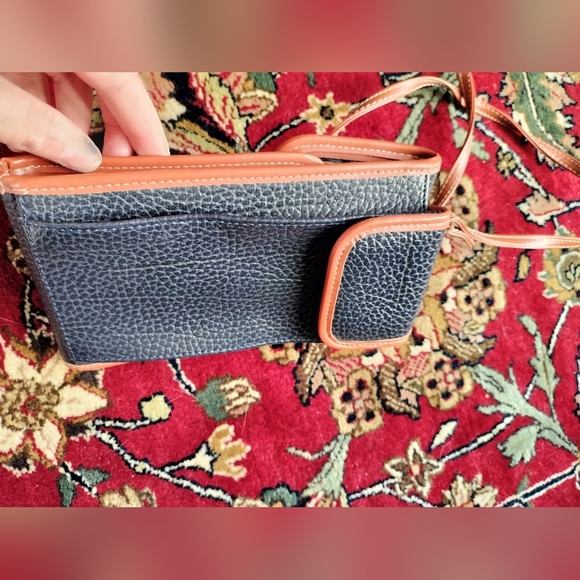 Rare Dooney & Bourke Black and Tan Leather Phone Crossbody - Picture 5 of 9